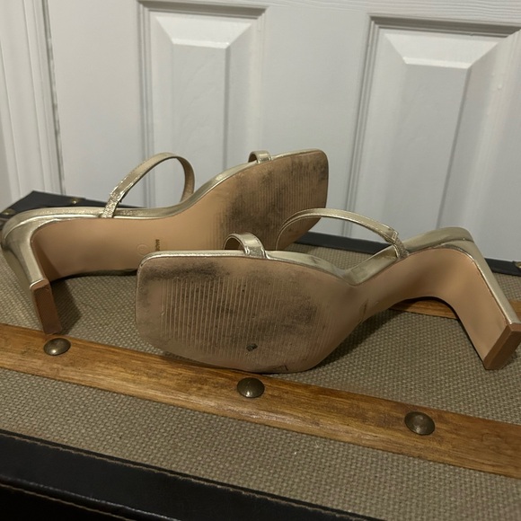GOLD SQUARE TOE HEELS SIZE 8 - Picture 2 of 4